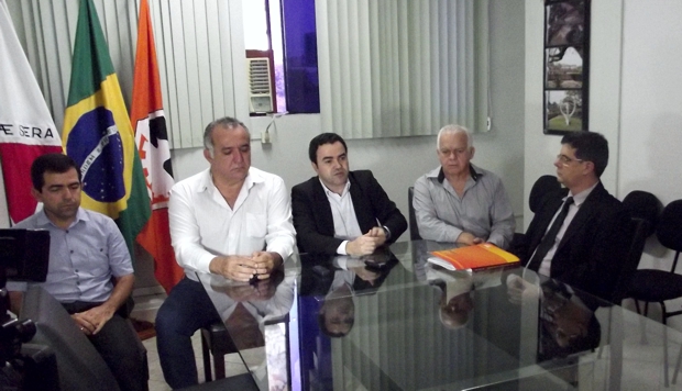Prefeito retrocede na decisão de cumprir determinação do MP para congelar piso dos servidores municipais (veja vídeos) PREFEITO CAAF